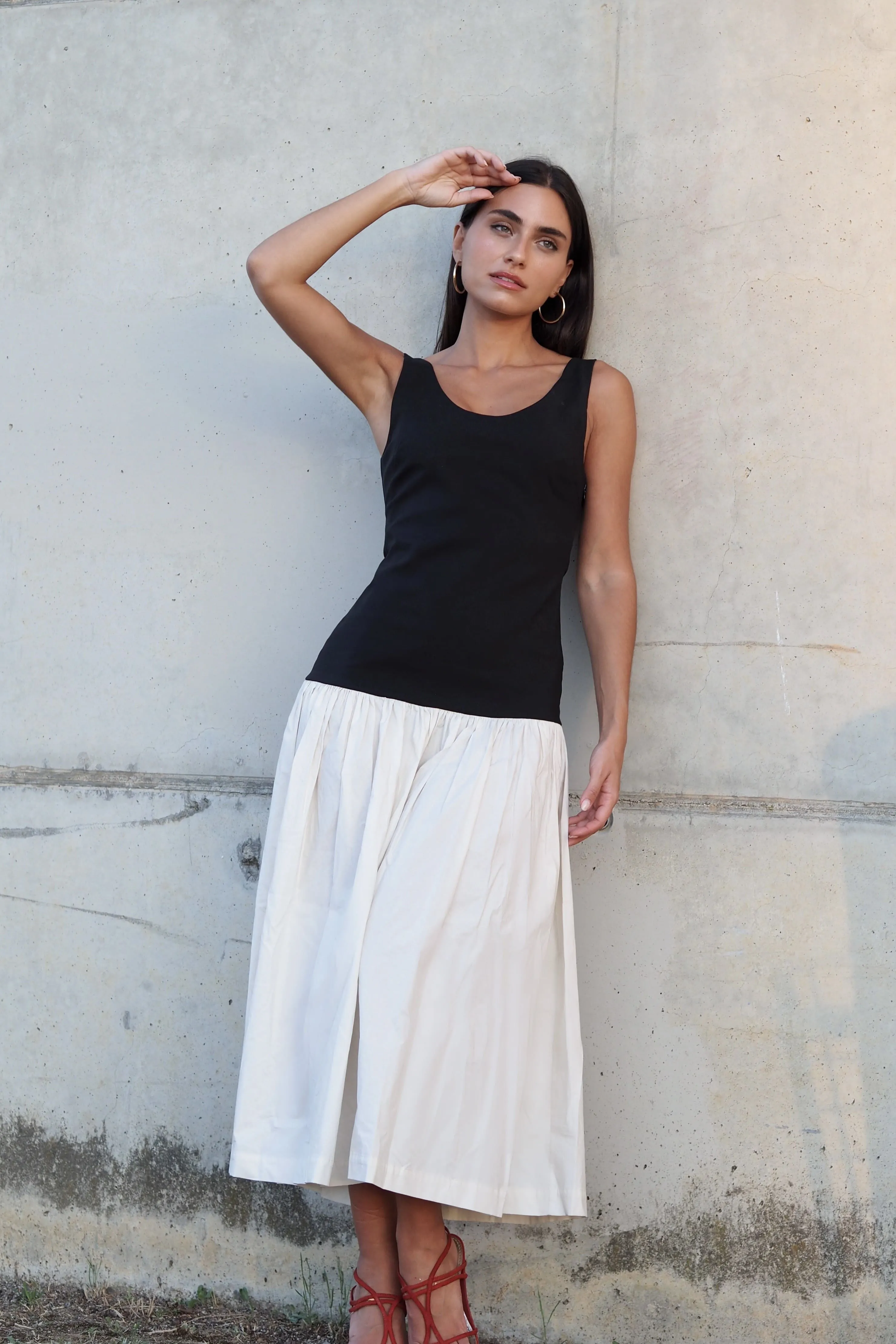 VESTIDO PRETO E BRANCO COM PREGAS NA SAIA