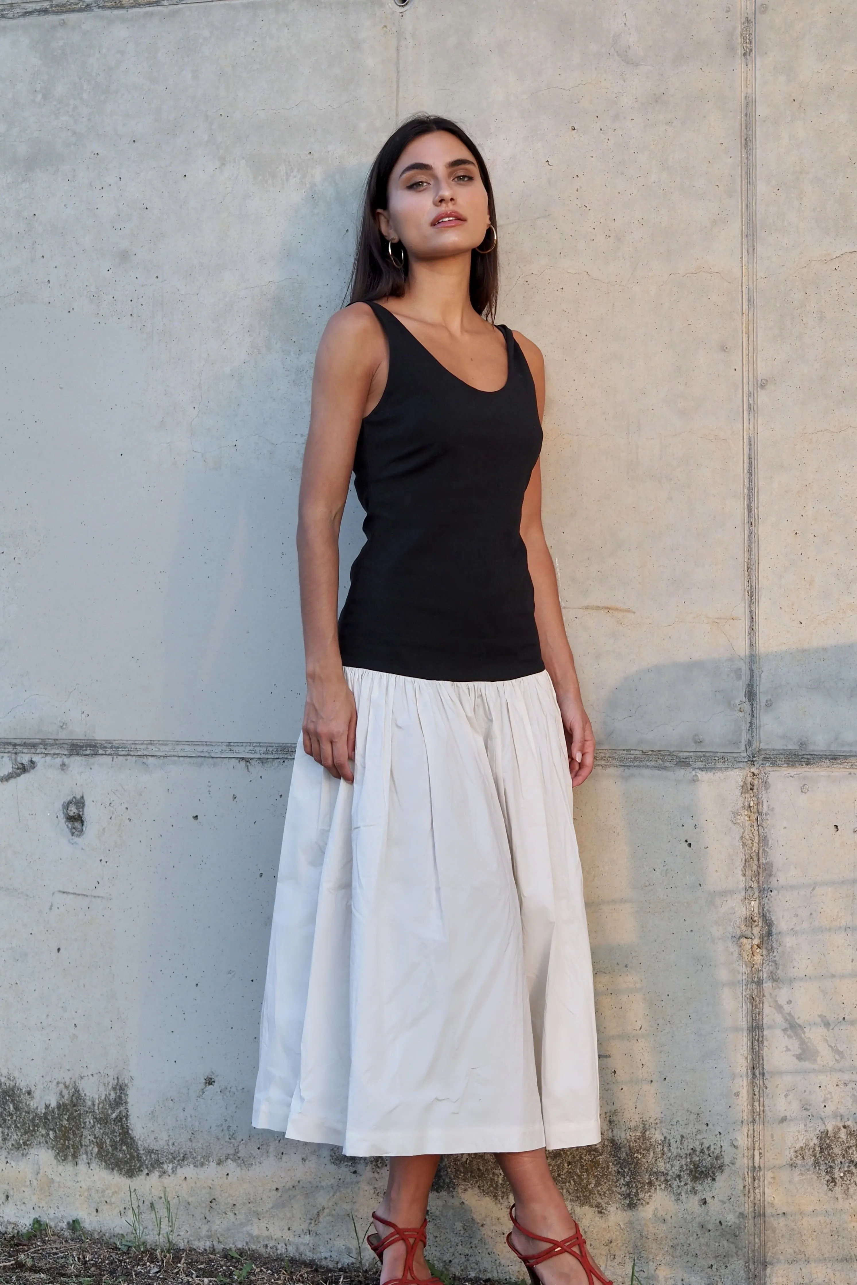 VESTIDO PRETO E BRANCO COM PREGAS NA SAIA