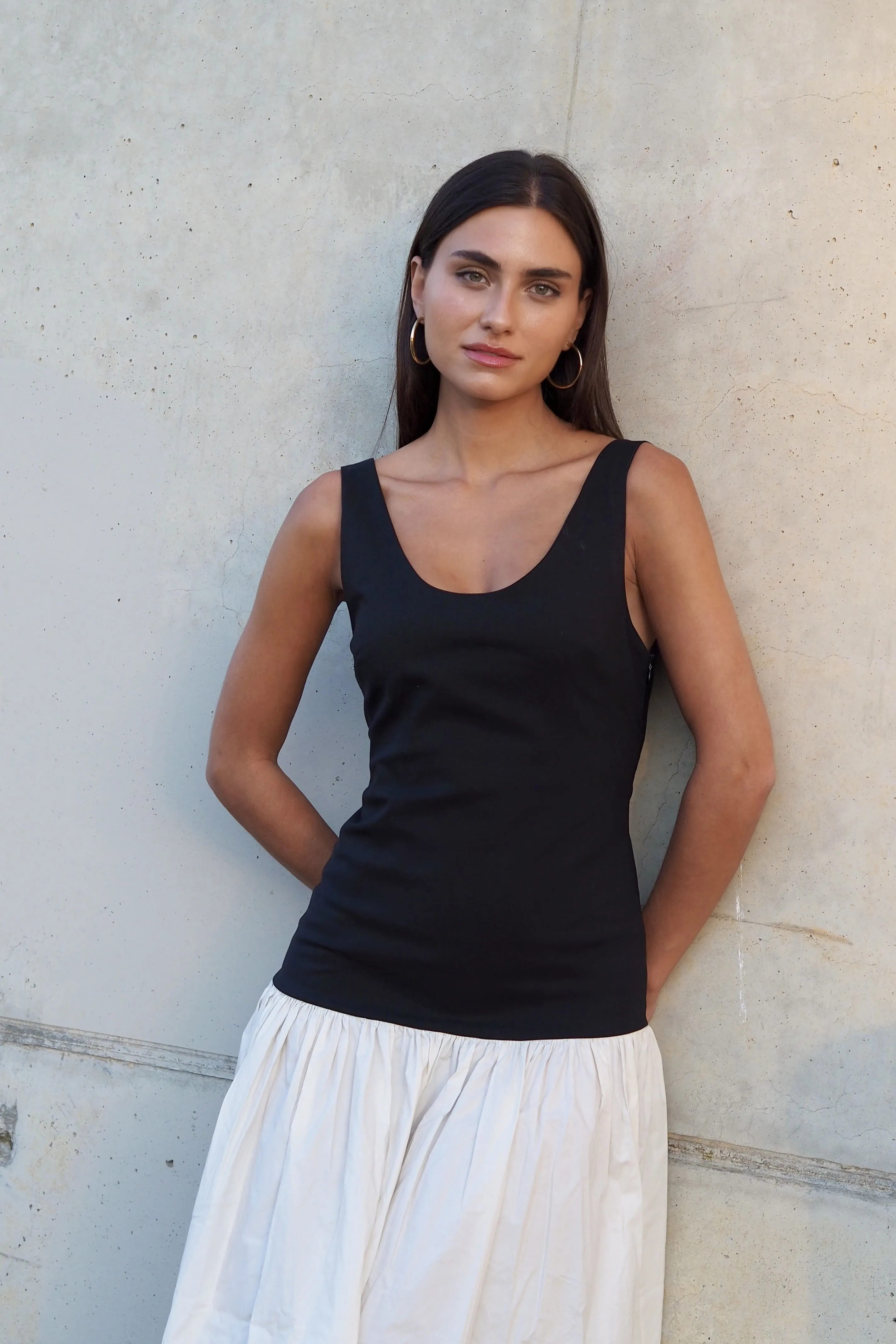 VESTIDO PRETO E BRANCO COM PREGAS NA SAIA