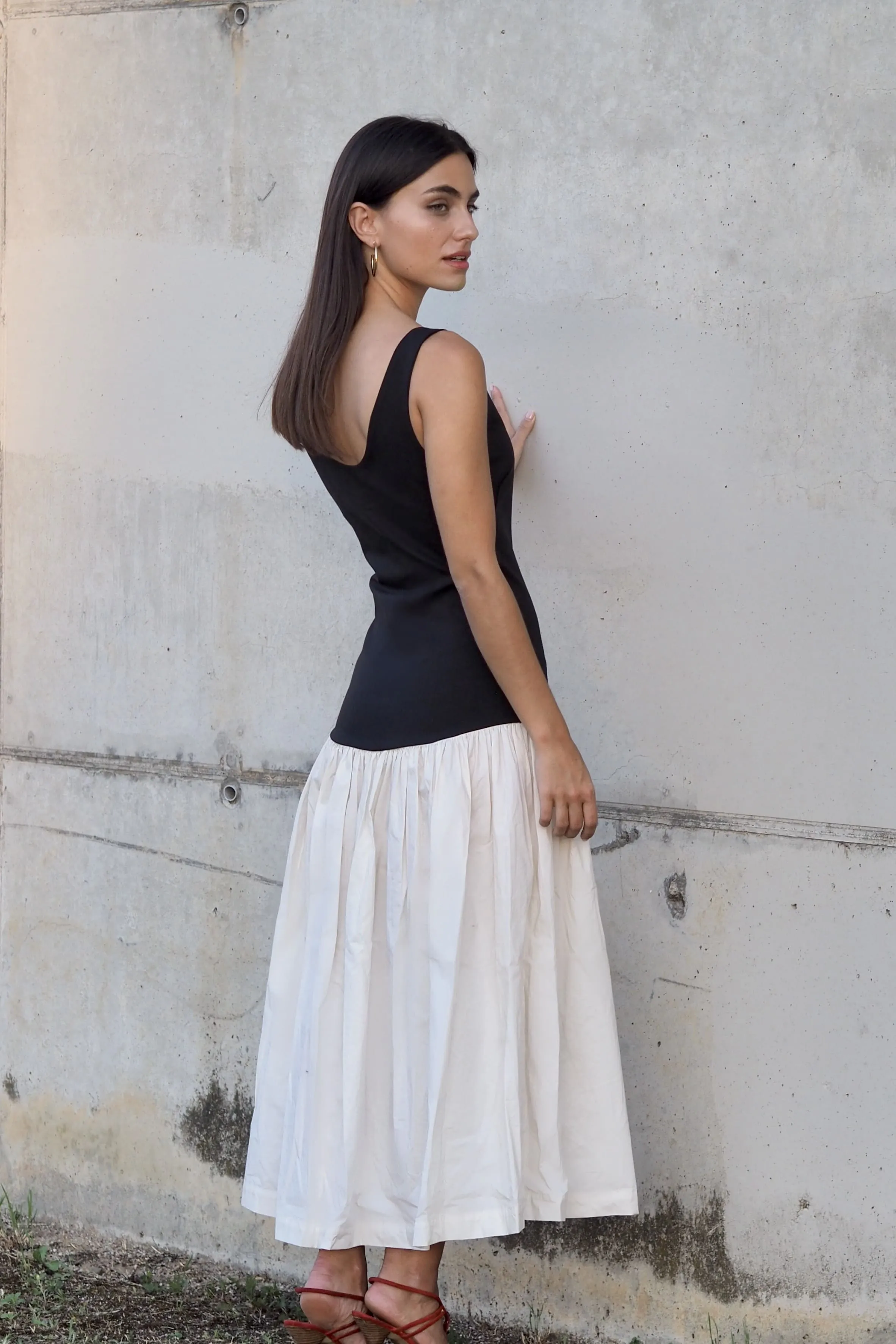 VESTIDO PRETO E BRANCO COM PREGAS NA SAIA