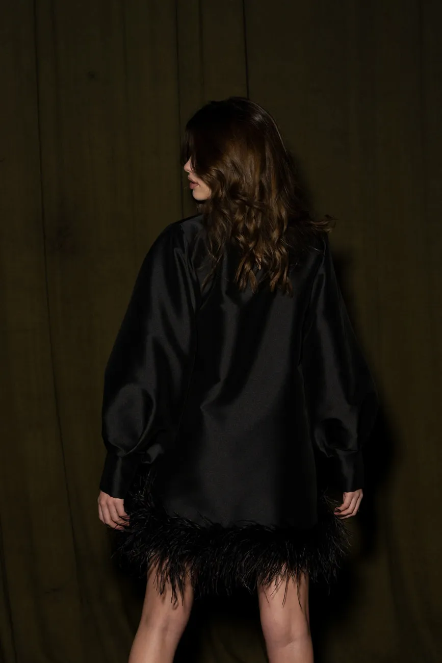 VESTIDO PRETO ESTRUTURADO COM PLUMAS
