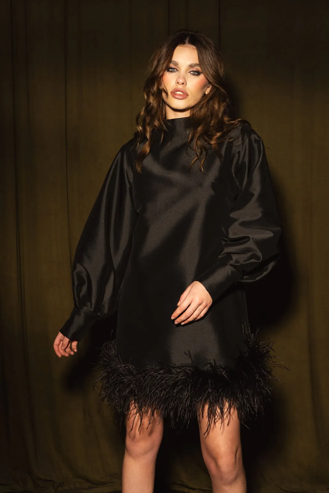 VESTIDO PRETO ESTRUTURADO COM PLUMAS